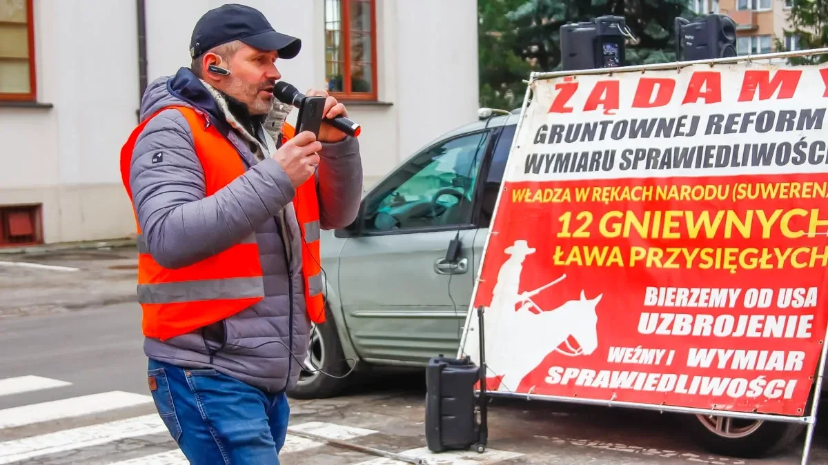 Protest przeciwko korupcji w Ostrowi Mazowieckiej (zdjęcia, wideo) /CZEKA /SZKIC - CZEKA NA WIDEO