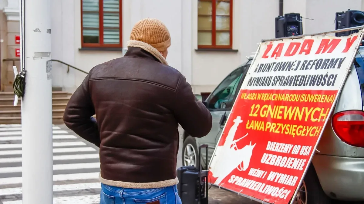 Protest przeciwko korupcji w Ostrowi Mazowieckiej (zdjęcia, wideo) /CZEKA /SZKIC - CZEKA NA WIDEO