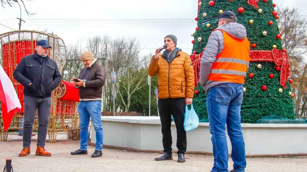 Protest przeciwko korupcji w Ostrowi Mazowieckiej (zdjęcia, wideo) /CZEKA /SZKIC - CZEKA NA WIDEO