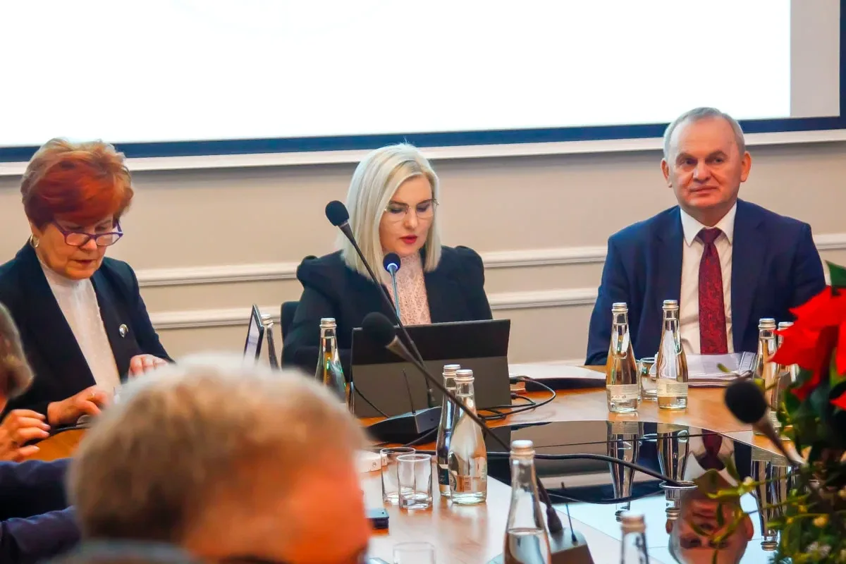 Decydujące momenty w Ostrowi Mazowieckiej: LXVIII Sesja Rady Powiatu kształtuje przyszłość regionu (zdjęcia)