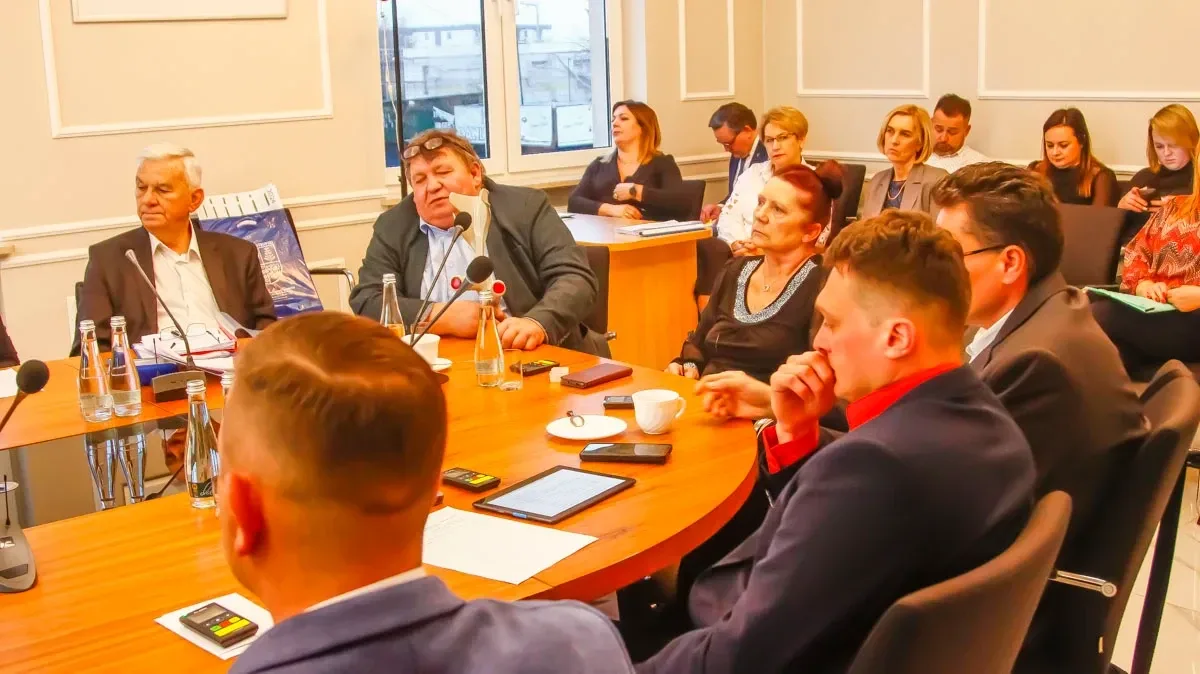 Decydujące momenty w Ostrowi Mazowieckiej: LXVIII Sesja Rady Powiatu kształtuje przyszłość regionu (zdjęcia)