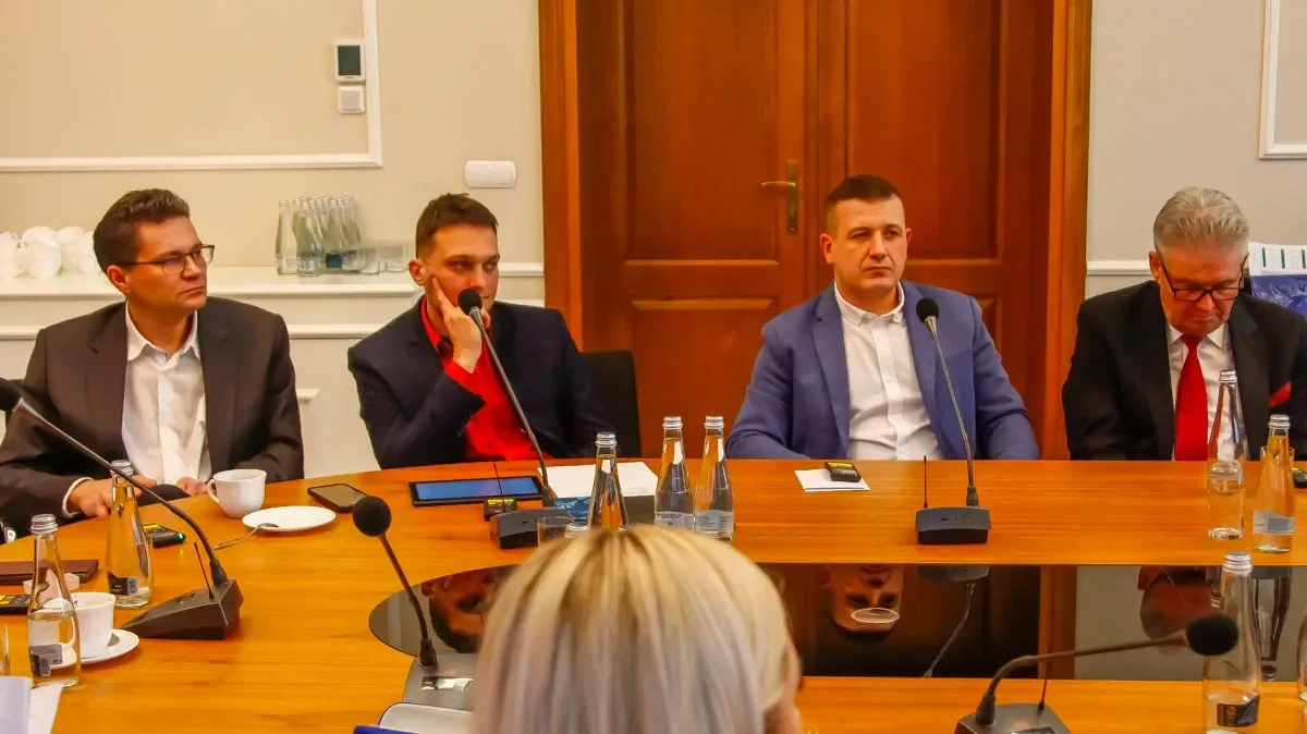 Decydujące momenty w Ostrowi Mazowieckiej: LXVIII Sesja Rady Powiatu kształtuje przyszłość regionu (zdjęcia)