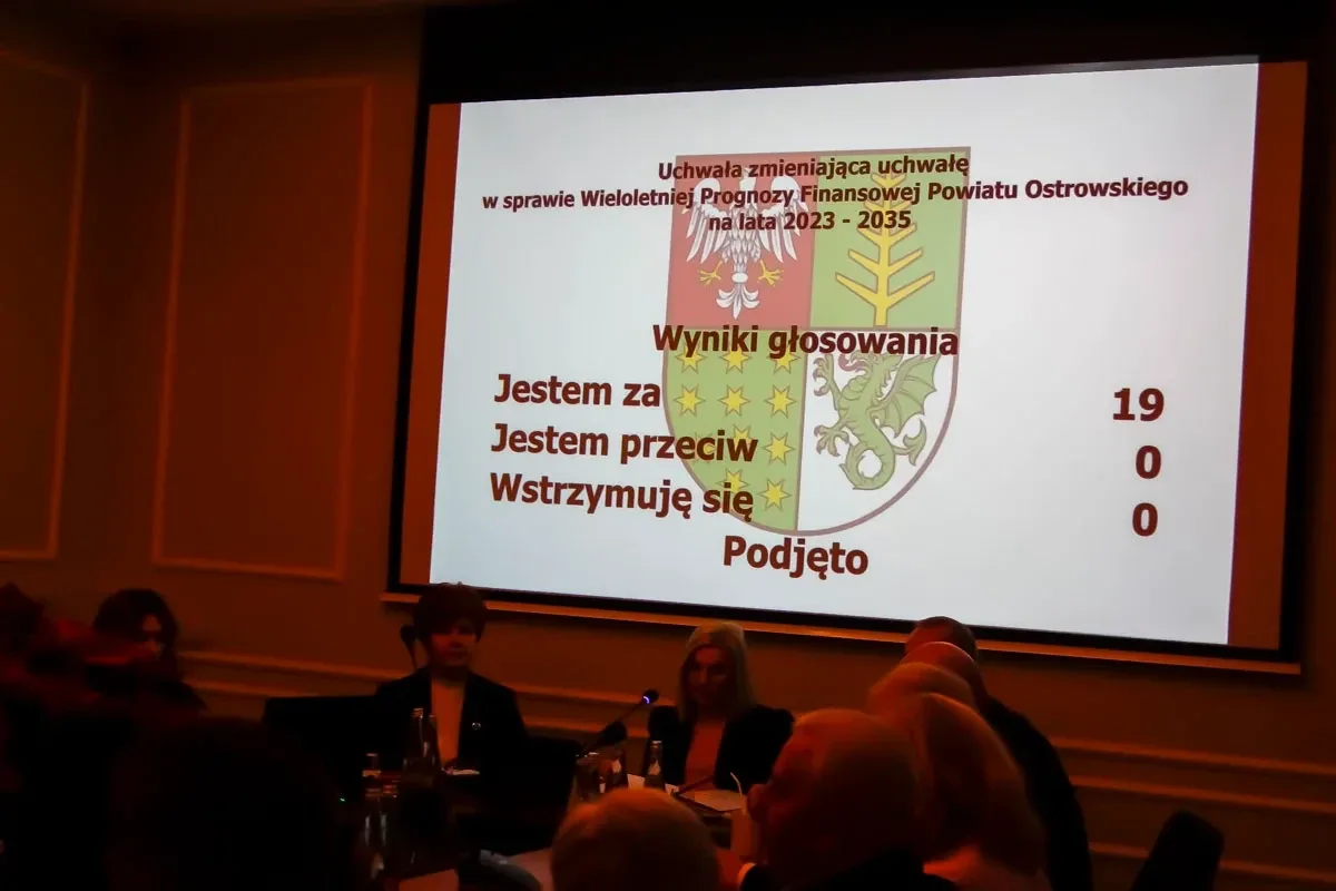 Decydujące momenty w Ostrowi Mazowieckiej: LXVIII Sesja Rady Powiatu kształtuje przyszłość regionu (zdjęcia)