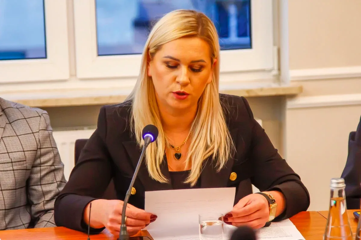 Decydujące momenty w Ostrowi Mazowieckiej: LXVIII Sesja Rady Powiatu kształtuje przyszłość regionu (zdjęcia)