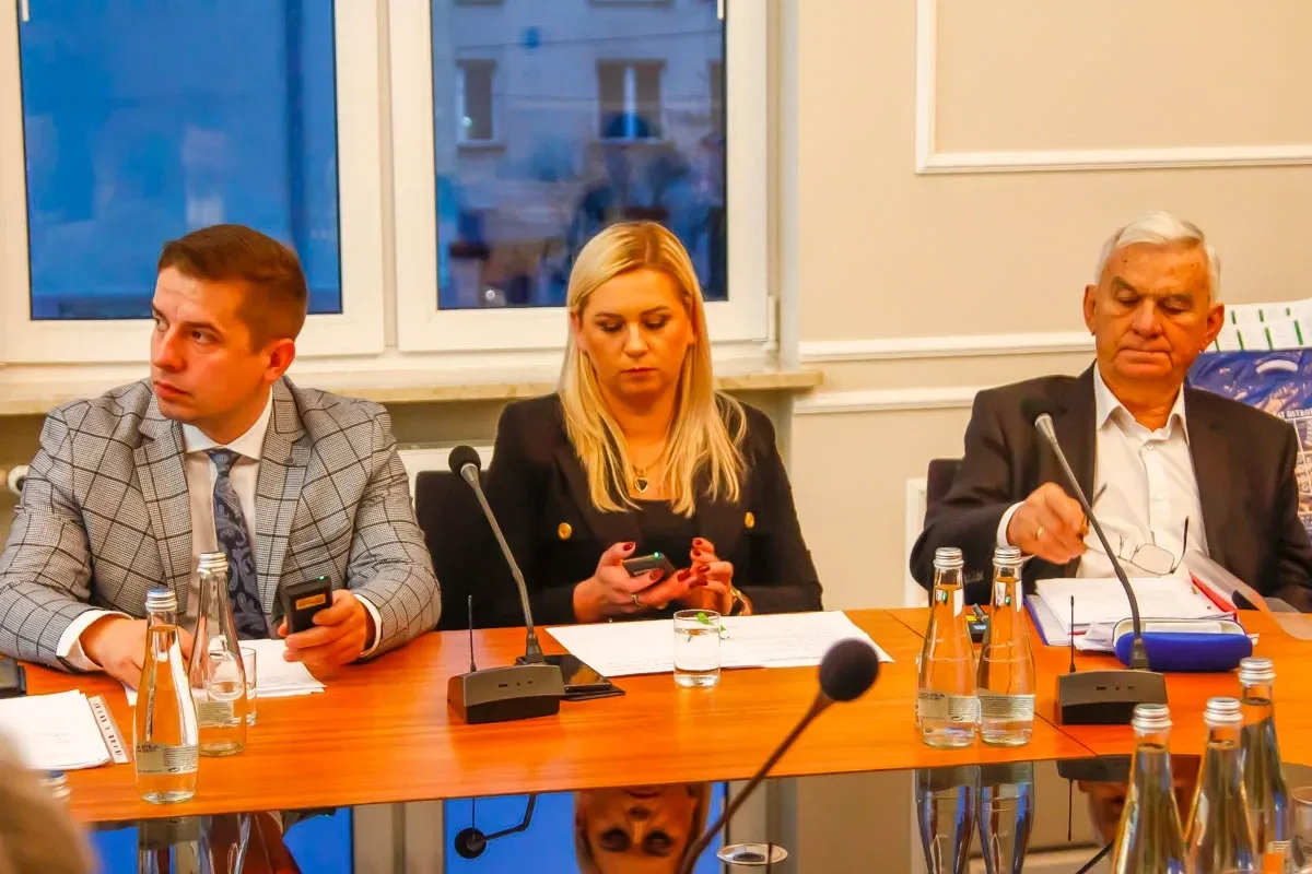 Decydujące momenty w Ostrowi Mazowieckiej: LXVIII Sesja Rady Powiatu kształtuje przyszłość regionu (zdjęcia)