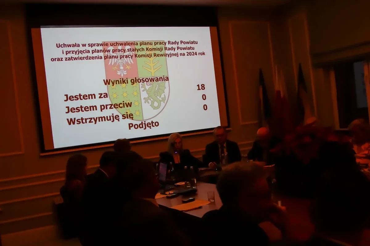 Decydujące momenty w Ostrowi Mazowieckiej: LXVIII Sesja Rady Powiatu kształtuje przyszłość regionu (zdjęcia)
