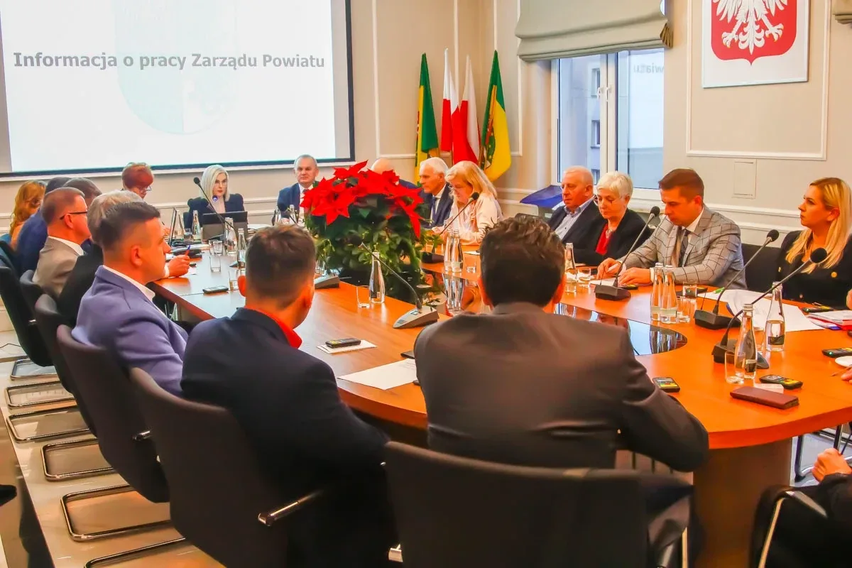 Decydujące momenty w Ostrowi Mazowieckiej: LXVIII Sesja Rady Powiatu kształtuje przyszłość regionu (zdjęcia)