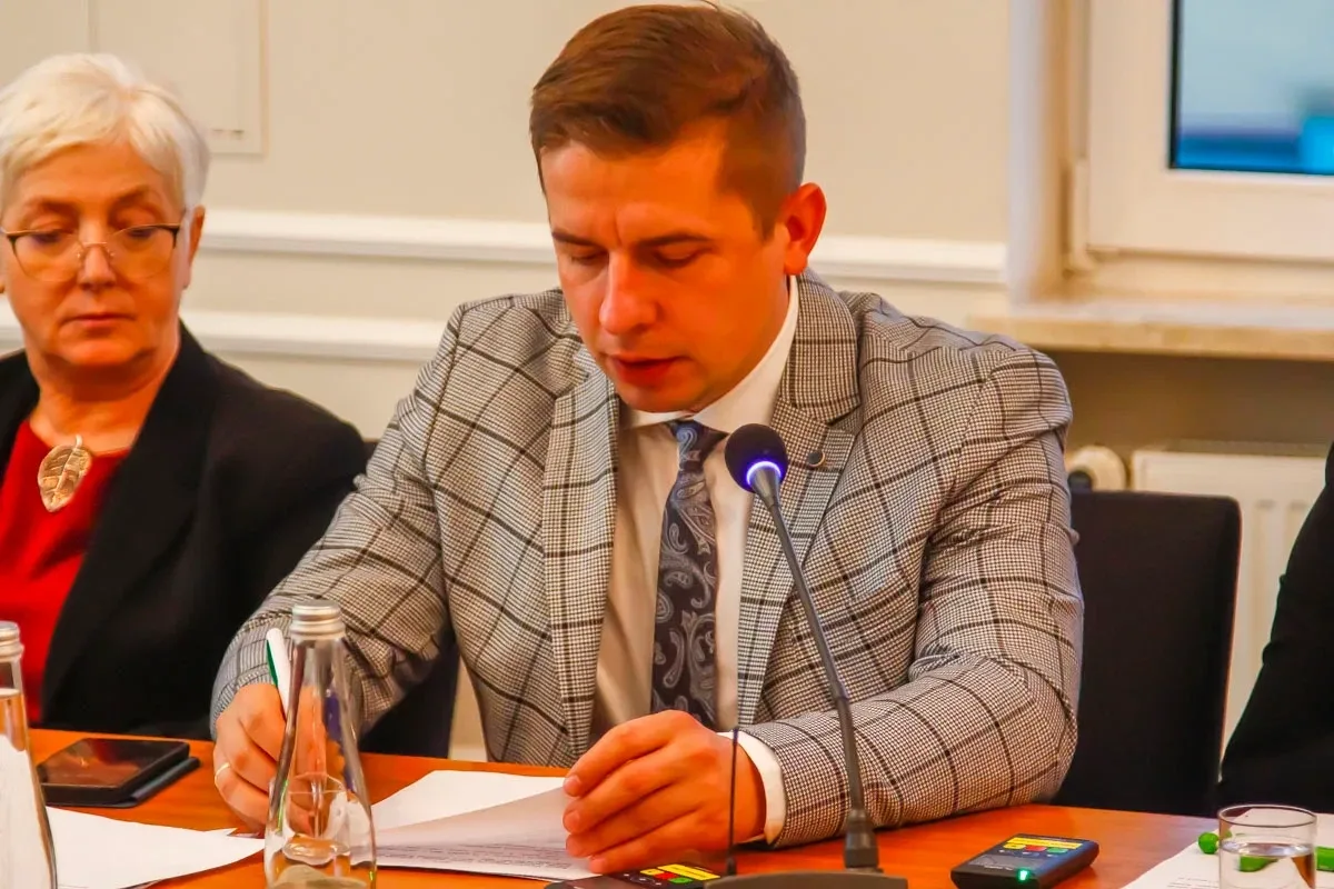 Decydujące momenty w Ostrowi Mazowieckiej: LXVIII Sesja Rady Powiatu kształtuje przyszłość regionu (zdjęcia)
