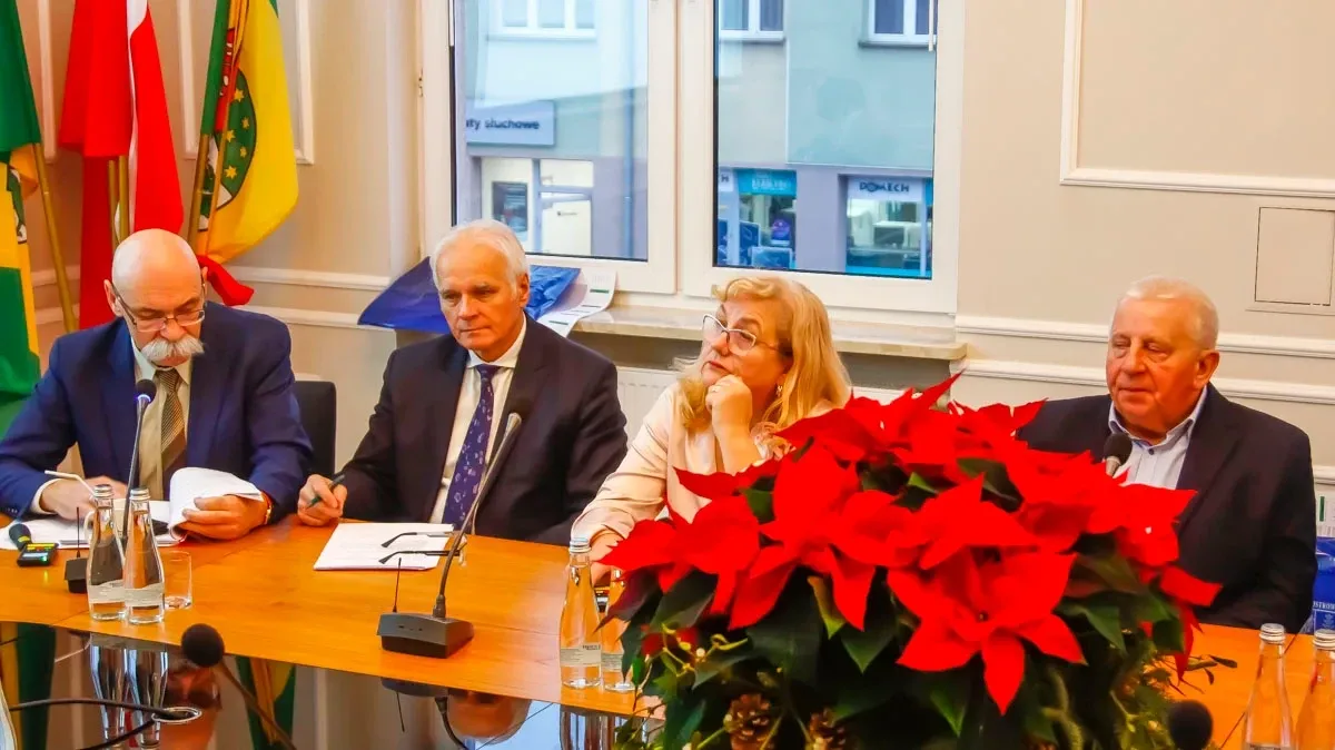 Decydujące momenty w Ostrowi Mazowieckiej: LXVIII Sesja Rady Powiatu kształtuje przyszłość regionu (zdjęcia)