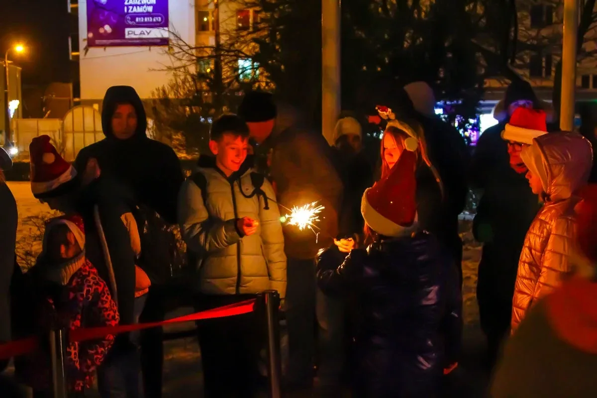 Miejska choinka zapaliła się świątecznym blaskiem w Mikołajki (zdjęcia)