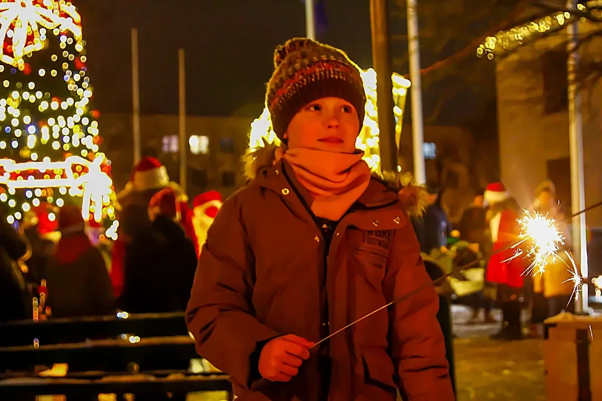 Miejska choinka zapaliła się świątecznym blaskiem w Mikołajki (zdjęcia)