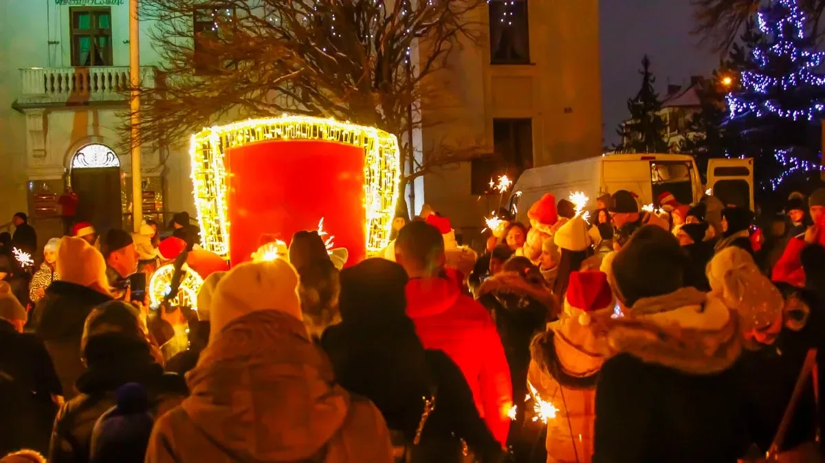 Miejska choinka zapaliła się świątecznym blaskiem w Mikołajki (zdjęcia)