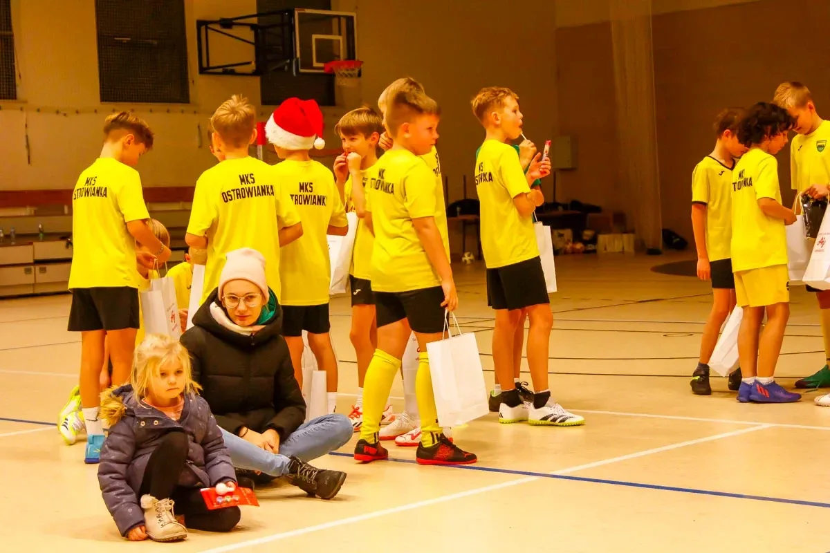  Piłkarze z MKS Ostrowianka świętowali razem Mikołajki (zdjęcia)