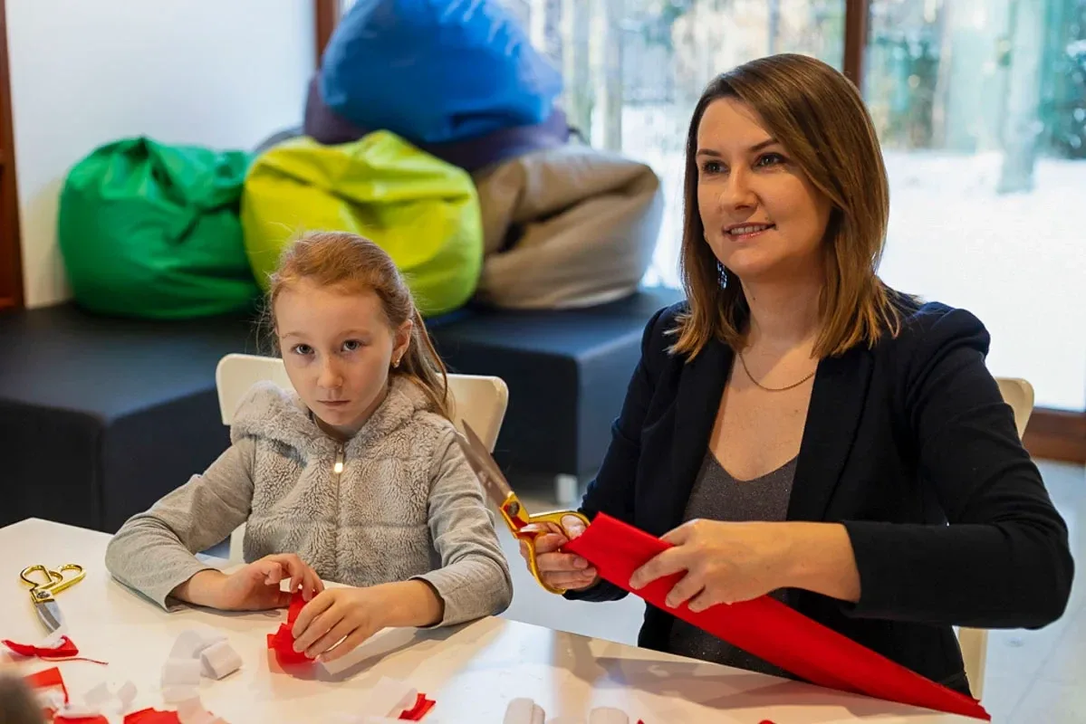 Mikołajki z nutą historii. Uczniowie szkoły w Kozikach tworzą wyjątkowe ozdoby choinkowe (zdjęcia)