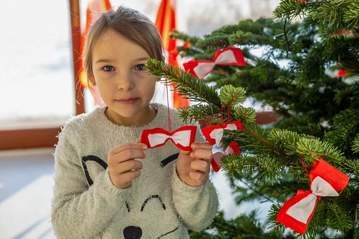 Mikołajki z nutą historii. Uczniowie szkoły w Kozikach tworzą wyjątkowe ozdoby choinkowe (zdjęcia)