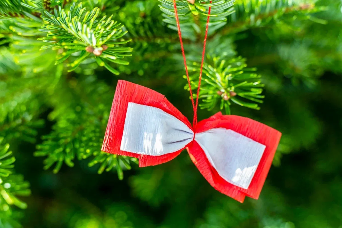 Mikołajki z nutą historii. Uczniowie szkoły w Kozikach tworzą wyjątkowe ozdoby choinkowe (zdjęcia)