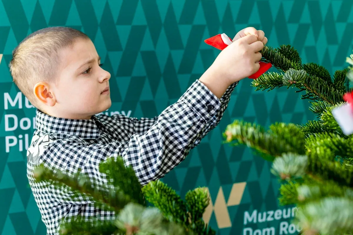 Mikołajki z nutą historii. Uczniowie szkoły w Kozikach tworzą wyjątkowe ozdoby choinkowe (zdjęcia)