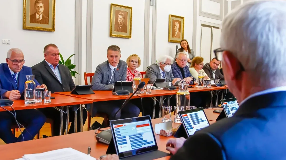Strategiczne decyzje dla przyszłości Ostrowi Mazowieckiej: Podsumowanie LIII Sesji Rady Miasta (zdjęcia)