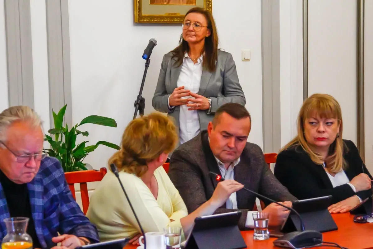 Strategiczne decyzje dla przyszłości Ostrowi Mazowieckiej: Podsumowanie LIII Sesji Rady Miasta (zdjęcia)