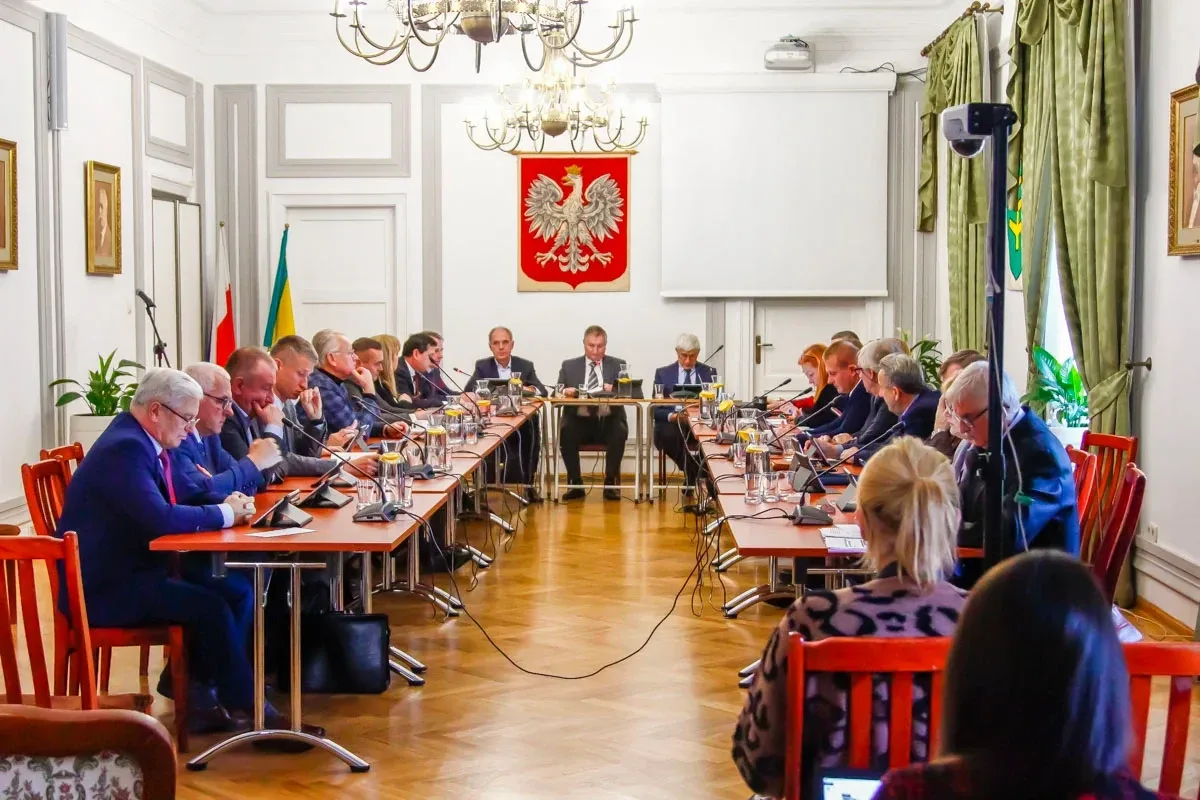 Strategiczne decyzje dla przyszłości Ostrowi Mazowieckiej: Podsumowanie LIII Sesji Rady Miasta (zdjęcia)