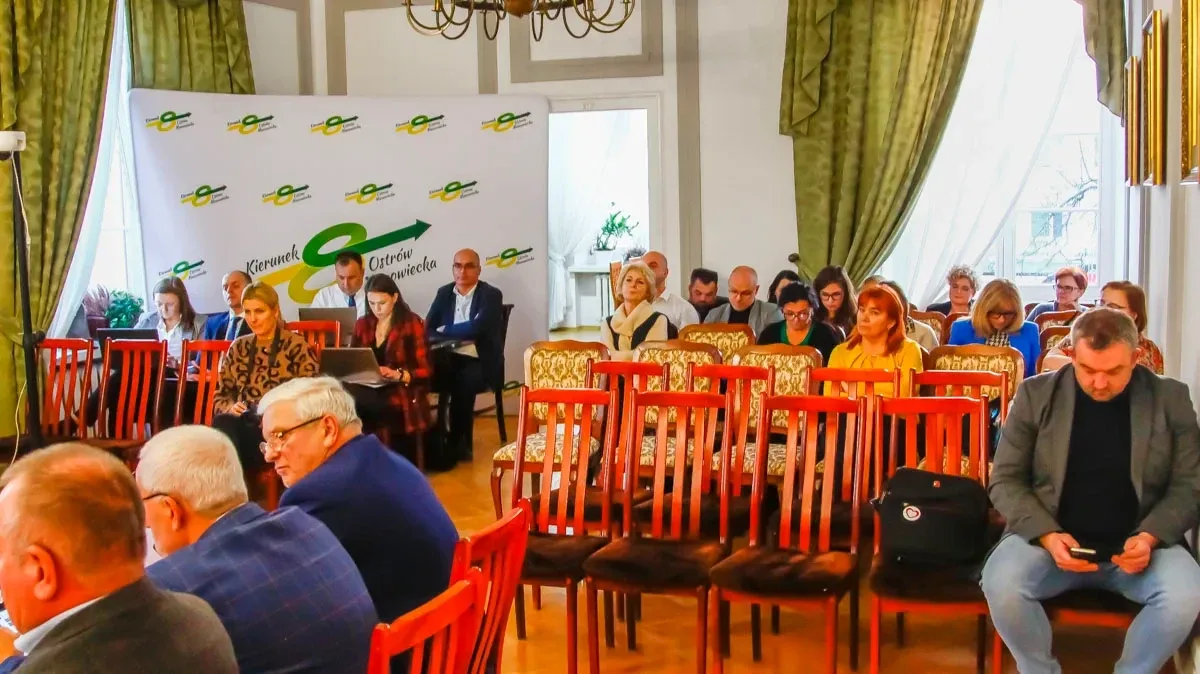 Strategiczne decyzje dla przyszłości Ostrowi Mazowieckiej: Podsumowanie LIII Sesji Rady Miasta (zdjęcia)