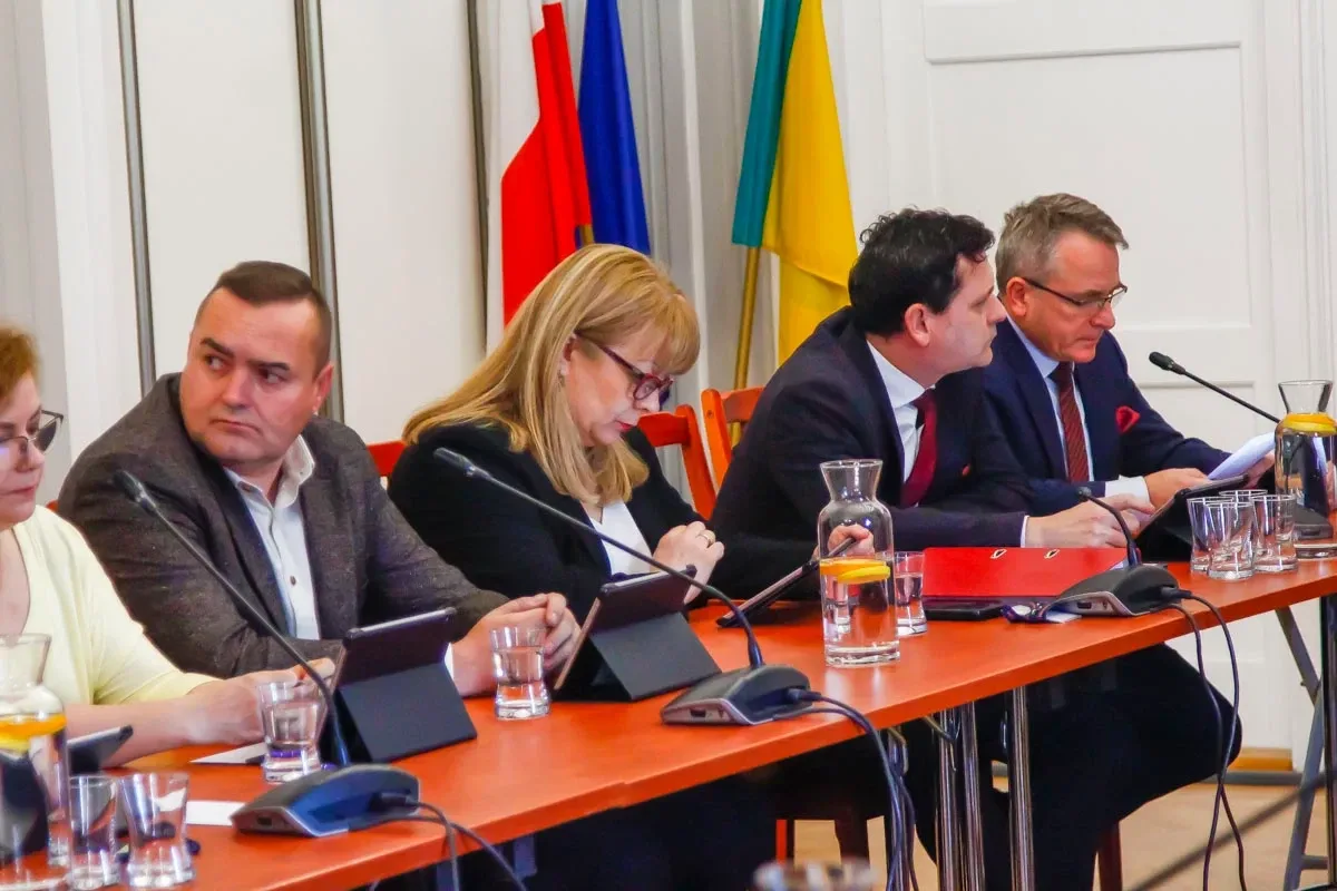 Strategiczne decyzje dla przyszłości Ostrowi Mazowieckiej: Podsumowanie LIII Sesji Rady Miasta (zdjęcia)