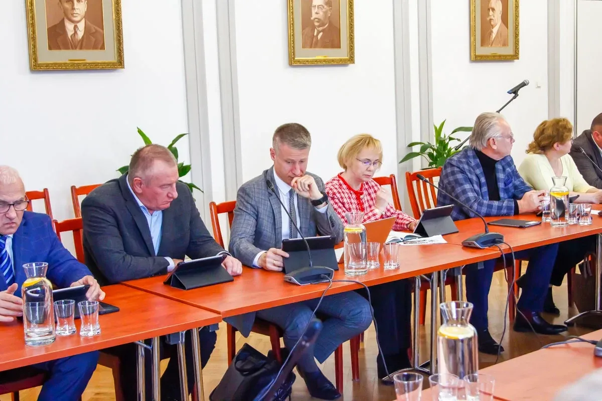 Strategiczne decyzje dla przyszłości Ostrowi Mazowieckiej: Podsumowanie LIII Sesji Rady Miasta (zdjęcia)