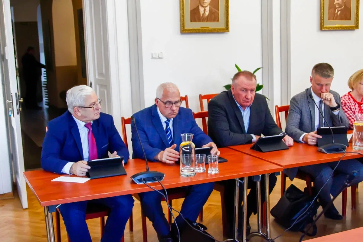 Strategiczne decyzje dla przyszłości Ostrowi Mazowieckiej: Podsumowanie LIII Sesji Rady Miasta (zdjęcia)