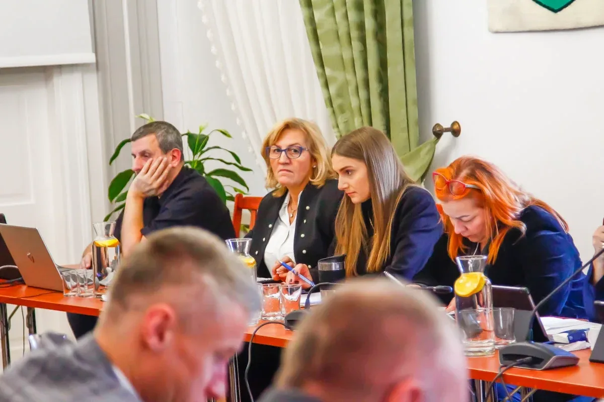 Strategiczne decyzje dla przyszłości Ostrowi Mazowieckiej: Podsumowanie LIII Sesji Rady Miasta (zdjęcia)