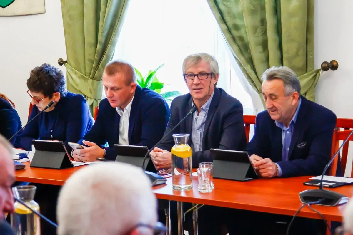 Strategiczne decyzje dla przyszłości Ostrowi Mazowieckiej: Podsumowanie LIII Sesji Rady Miasta (zdjęcia)