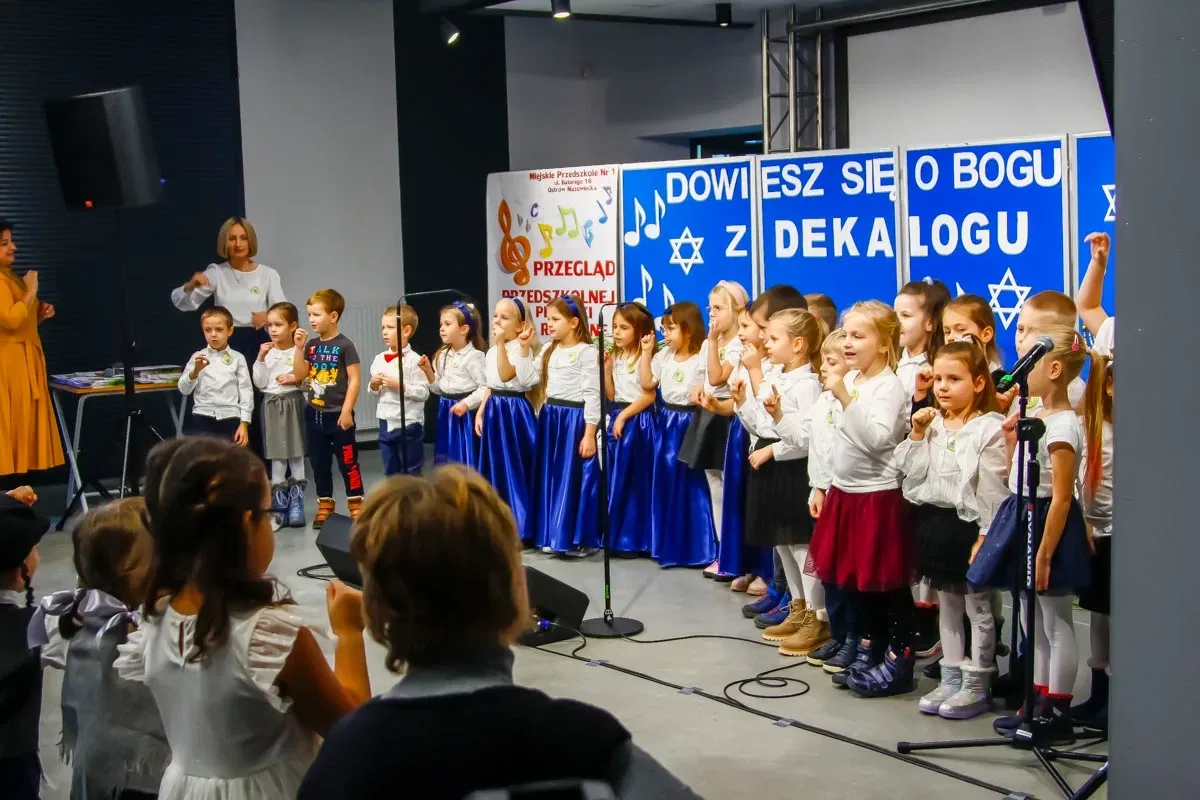 Ostrowskie przedszkolaki wykazały się zdolnościami śpiewu w Starej Elektrowni (zdjęcia)