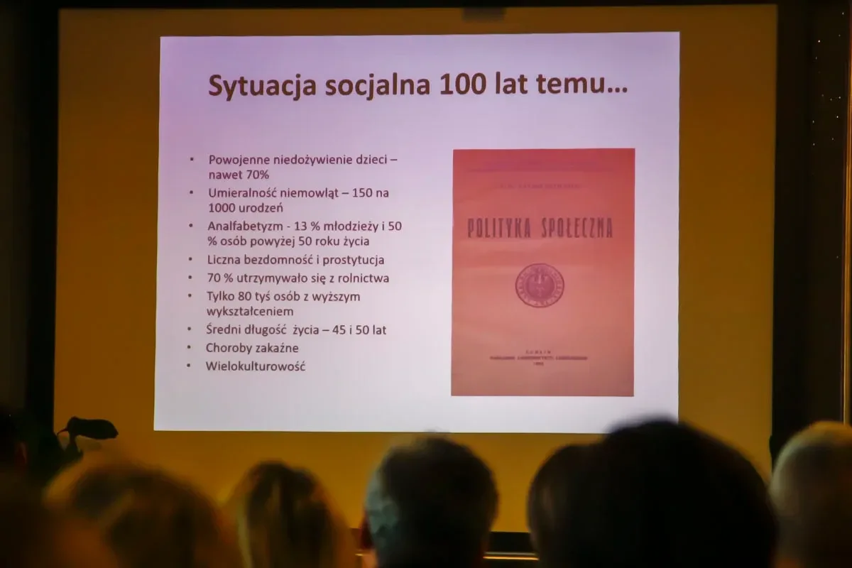 "Odpowiedzialni społecznie". Wykłady, panel dyskusyjny i wystawa prac wychowanków (zdjęcia)