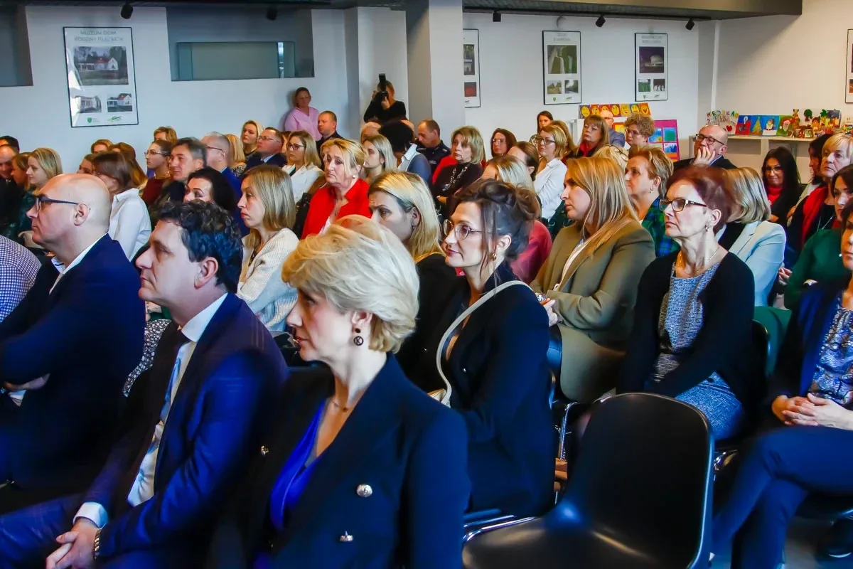 "Odpowiedzialni społecznie". Wykłady, panel dyskusyjny i wystawa prac wychowanków (zdjęcia)