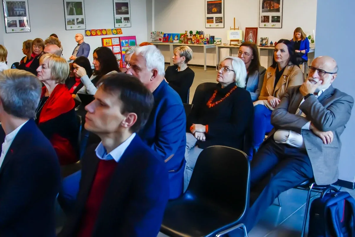 "Odpowiedzialni społecznie". Wykłady, panel dyskusyjny i wystawa prac wychowanków (zdjęcia)