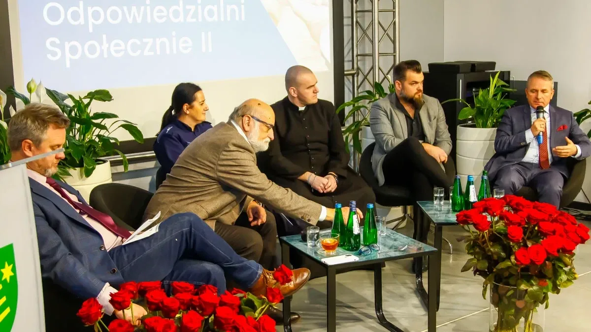 "Odpowiedzialni społecznie". Wykłady, panel dyskusyjny i wystawa prac wychowanków (zdjęcia)