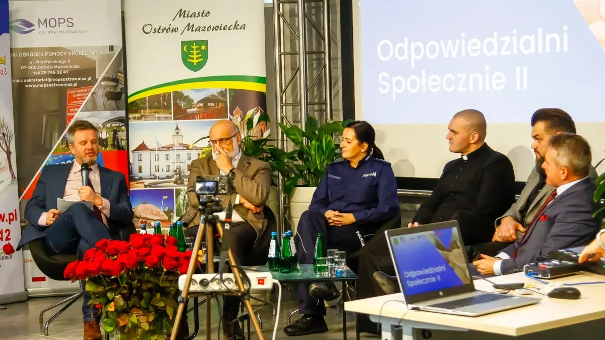"Odpowiedzialni społecznie". Wykłady, panel dyskusyjny i wystawa prac wychowanków (zdjęcia)