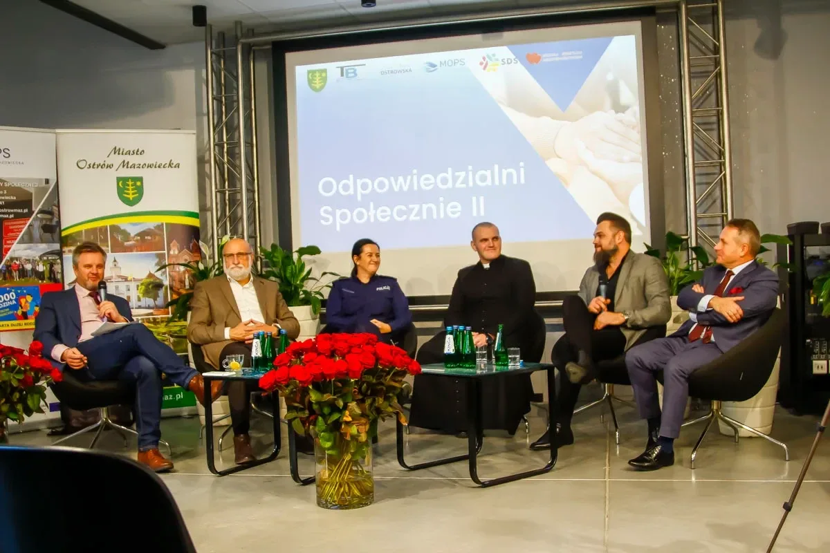 "Odpowiedzialni społecznie". Wykłady, panel dyskusyjny i wystawa prac wychowanków (zdjęcia)