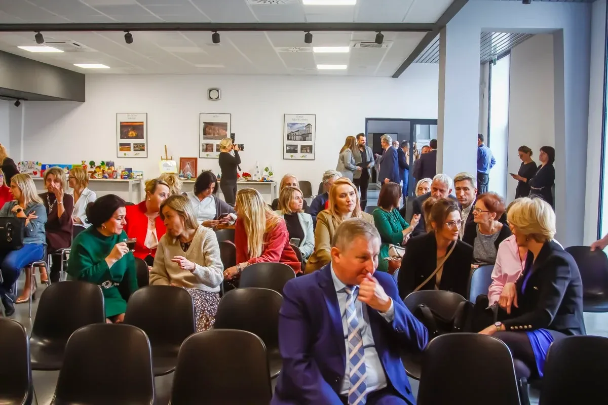"Odpowiedzialni społecznie". Wykłady, panel dyskusyjny i wystawa prac wychowanków (zdjęcia)