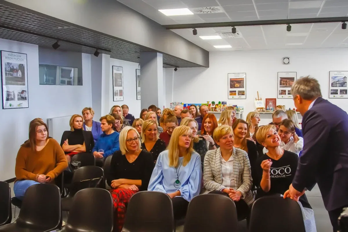"Odpowiedzialni społecznie". Wykłady, panel dyskusyjny i wystawa prac wychowanków (zdjęcia)