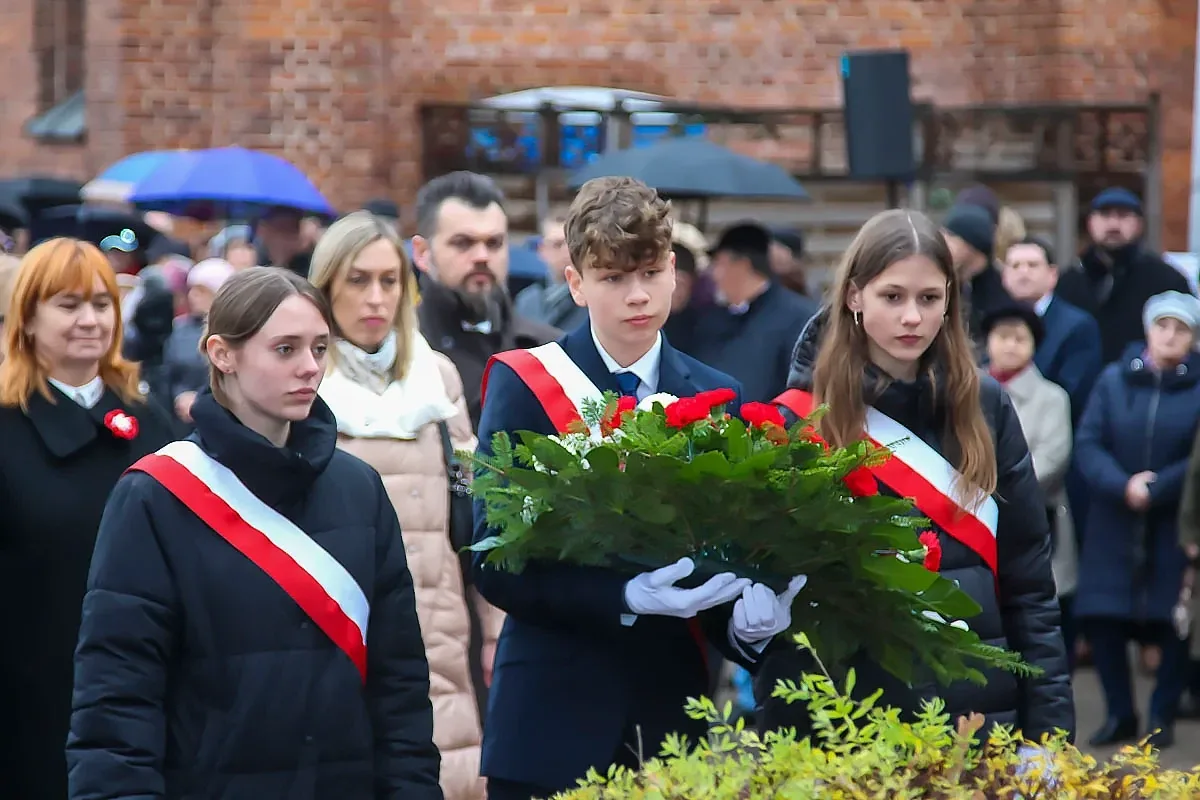  Płomień patriotyzmu płonął jasno podczas Obchodów Narodowego Święta Niepodległości w Ostrowi Mazowieckiej (zdjęcia)