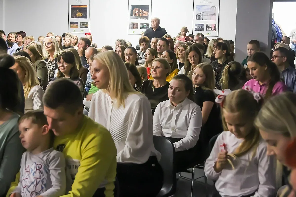Dzieci i młodzież zaśpiewały w ramach piątkowego prologu przed Świętem Niepodległości (zdjęcia)