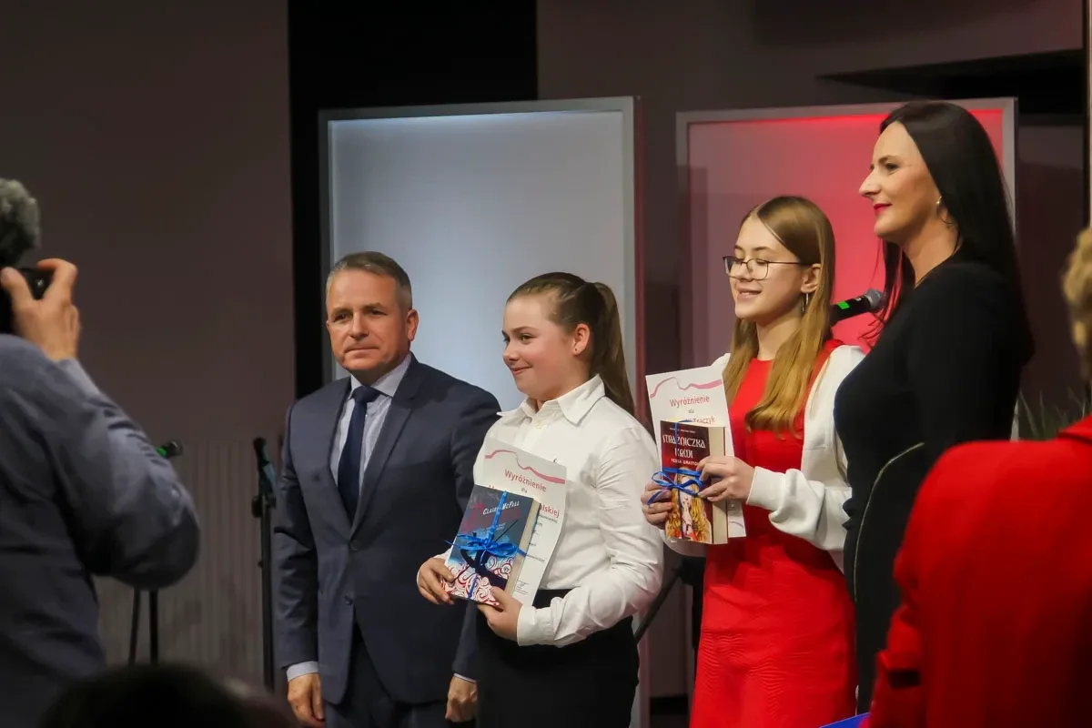 Dzieci i młodzież zaśpiewały w ramach piątkowego prologu przed Świętem Niepodległości (zdjęcia)