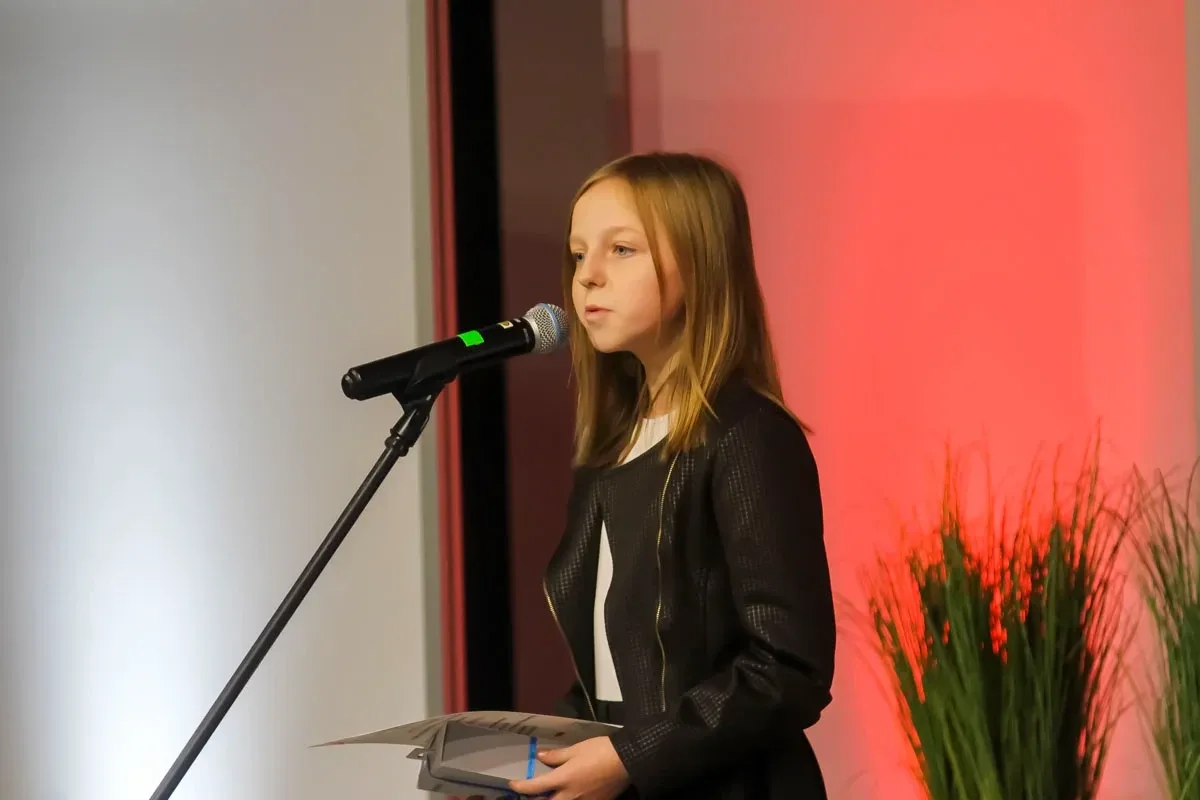 Dzieci i młodzież zaśpiewały w ramach piątkowego prologu przed Świętem Niepodległości (zdjęcia)