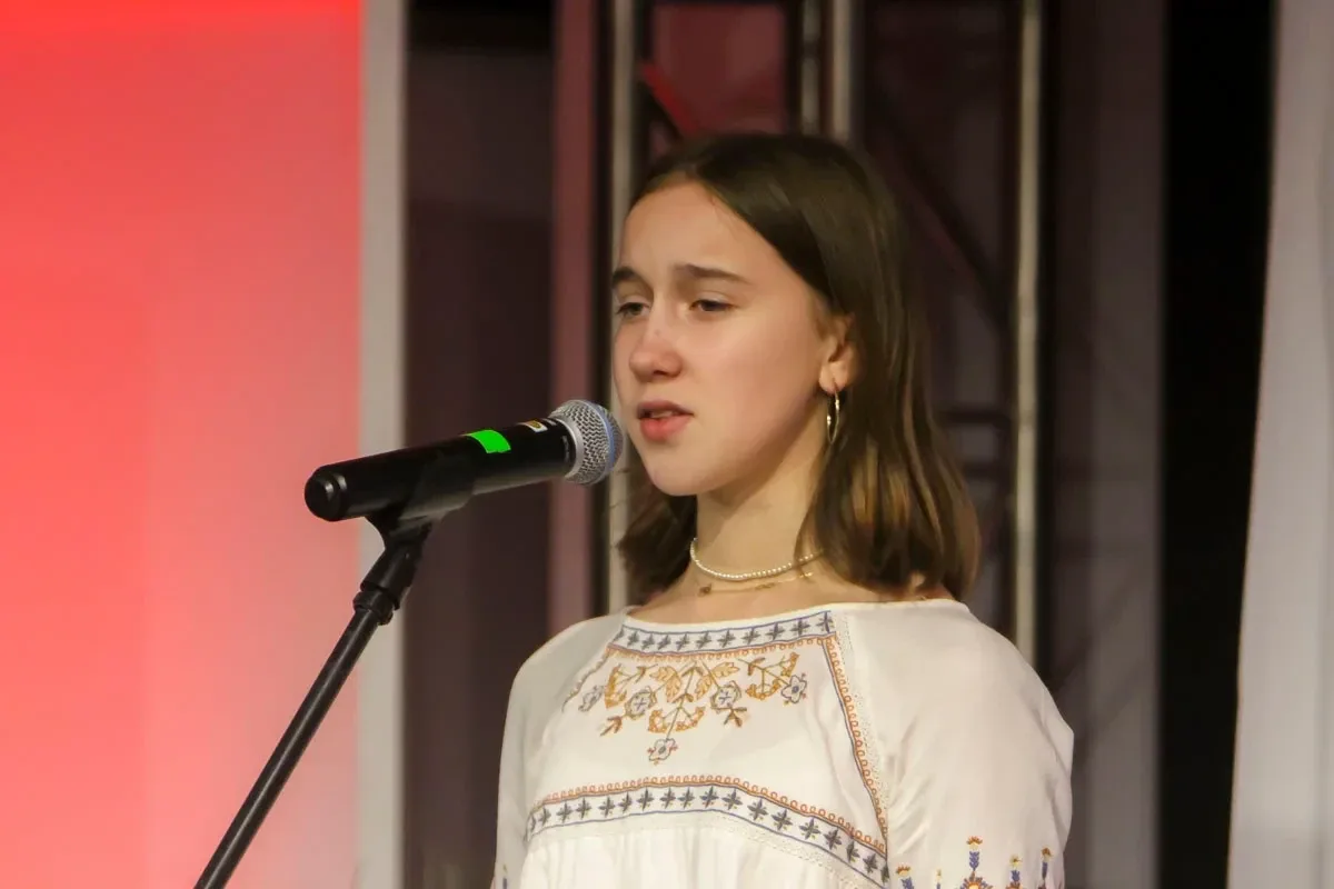 Dzieci i młodzież zaśpiewały w ramach piątkowego prologu przed Świętem Niepodległości (zdjęcia)