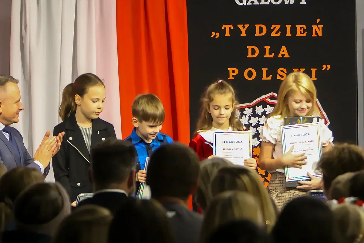 Dzieci i młodzież zaśpiewały w ramach piątkowego prologu przed Świętem Niepodległości (zdjęcia)