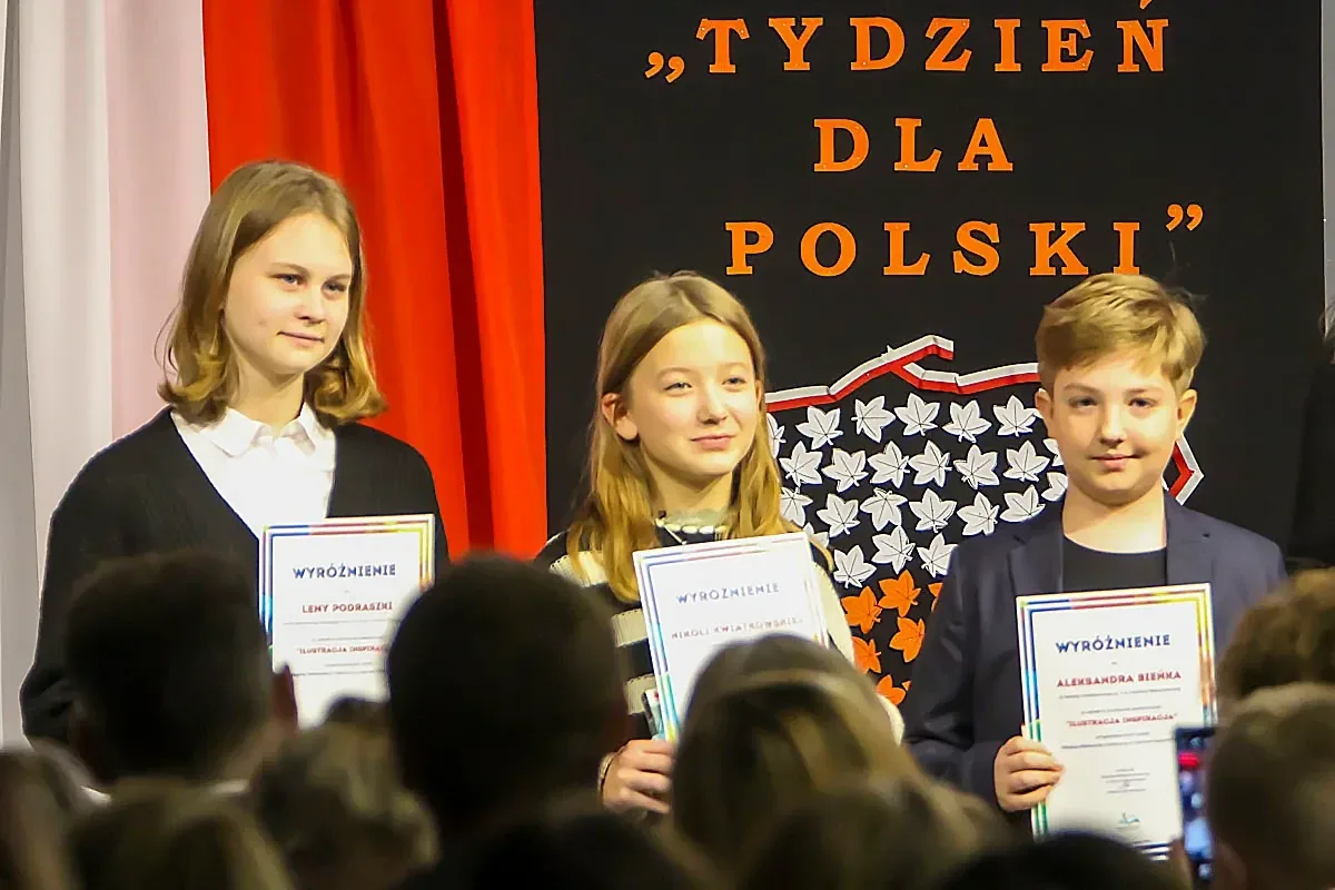 Dzieci i młodzież zaśpiewały w ramach piątkowego prologu przed Świętem Niepodległości (zdjęcia)