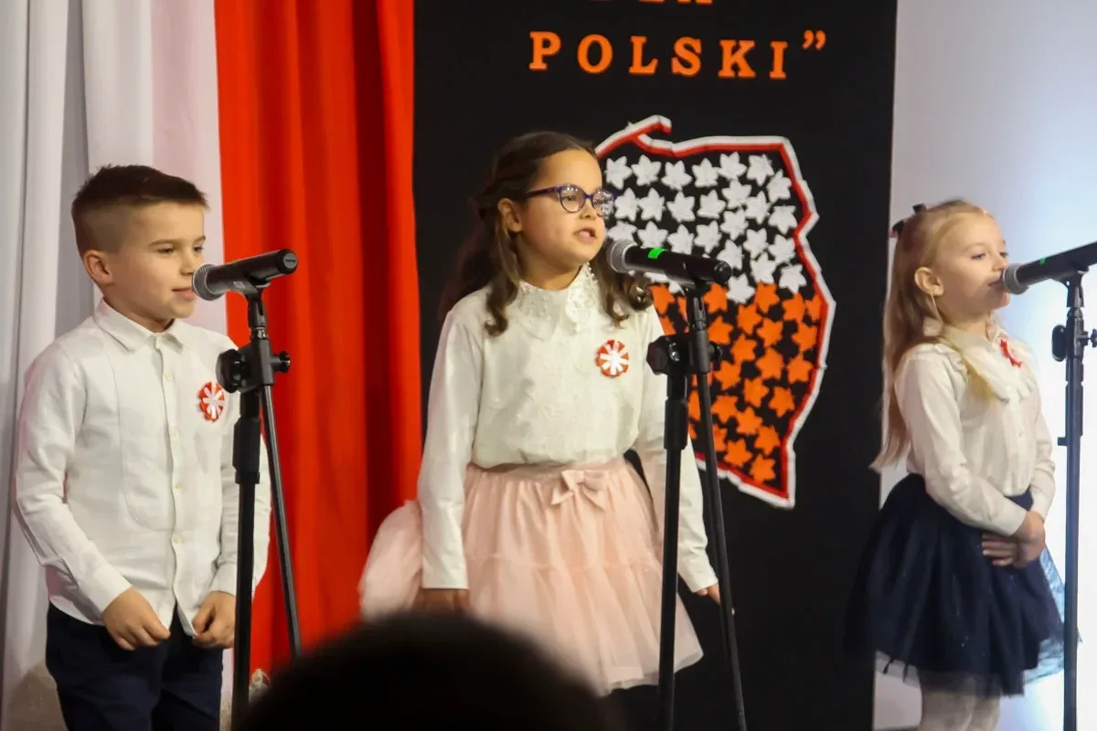 Dzieci i młodzież zaśpiewały w ramach piątkowego prologu przed Świętem Niepodległości (zdjęcia)