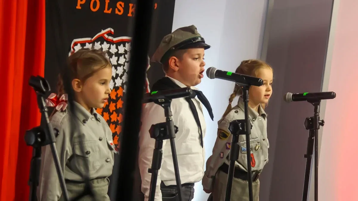 Dzieci i młodzież zaśpiewały w ramach piątkowego prologu przed Świętem Niepodległości (zdjęcia)