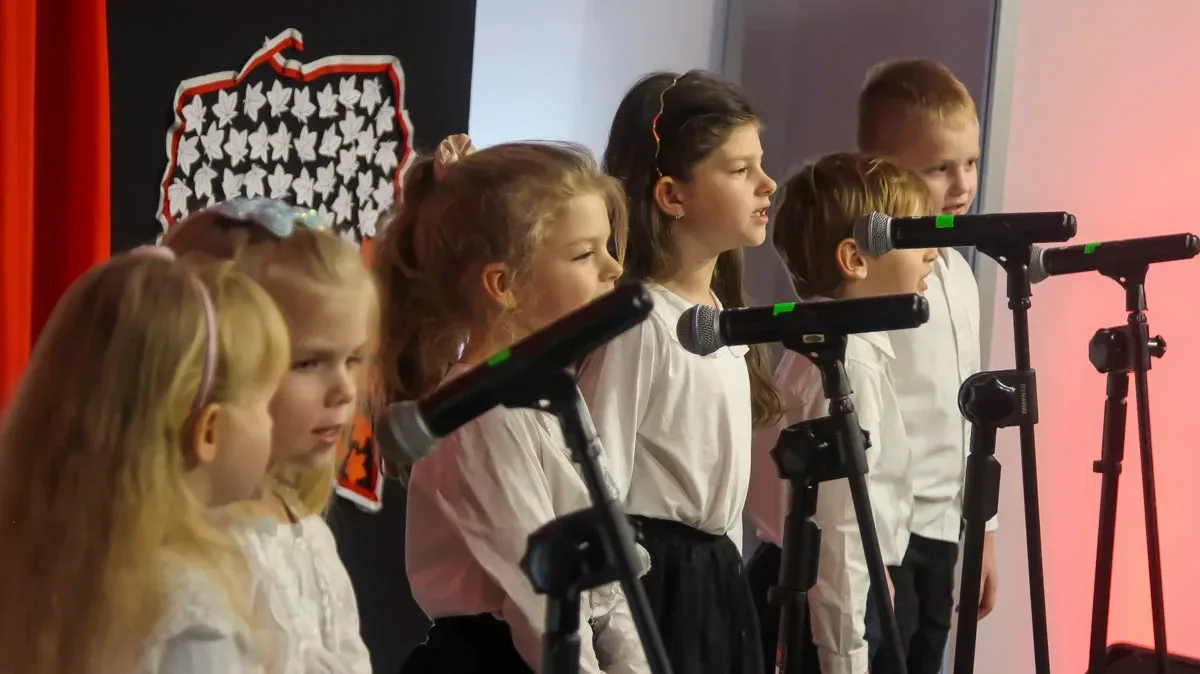 Dzieci i młodzież zaśpiewały w ramach piątkowego prologu przed Świętem Niepodległości (zdjęcia)