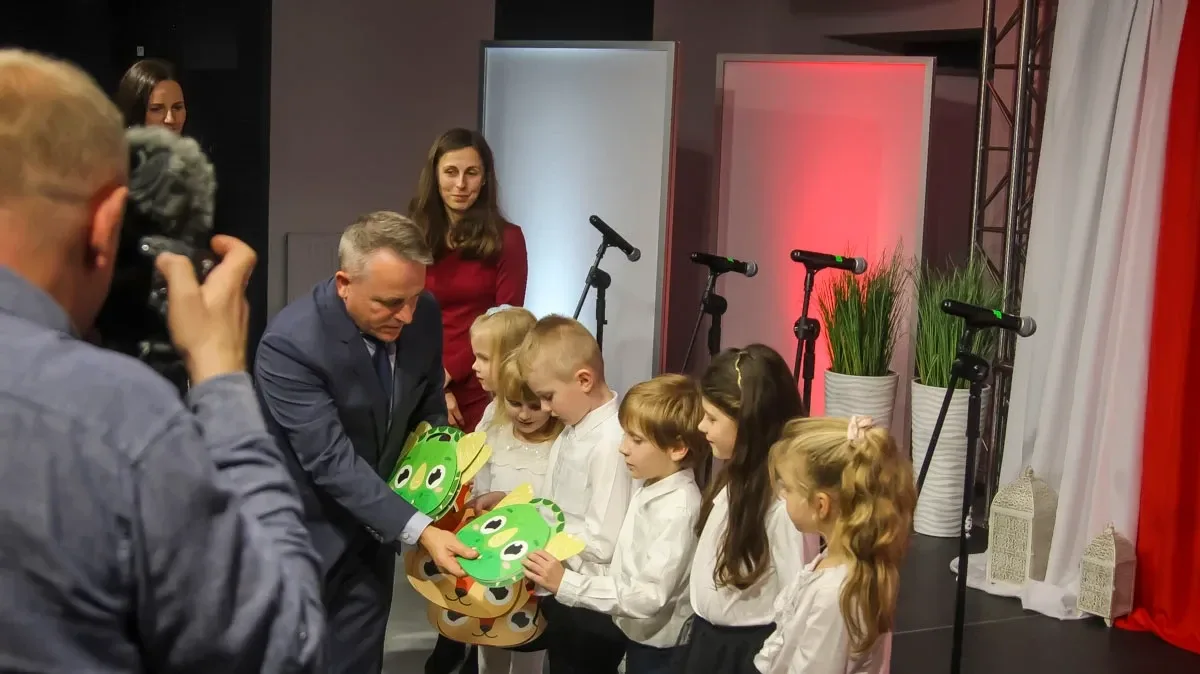 Dzieci i młodzież zaśpiewały w ramach piątkowego prologu przed Świętem Niepodległości (zdjęcia)